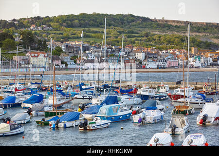 LYME REGIS, ENGLAND - 12. MAI 2009: Der Blick auf die berühmten Mann - Cobb Hafen von Lyme Regis gemacht mit dem angedockten Boote und Yachten und mit der Lyme Regis Stockfoto