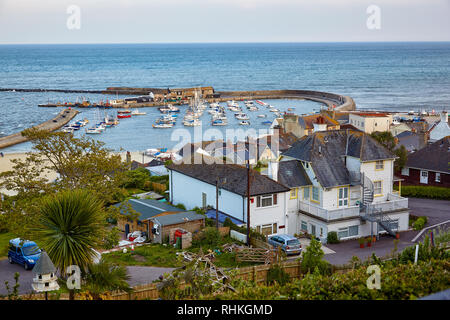 LYME REGIS, ENGLAND - Mai 12, 2009: Der Cobb Hafen ist ein kleiner Fischerhafen an der Jurassic Coast ab der Wohngegend von Lyme Regis gesehen. Wes Stockfoto