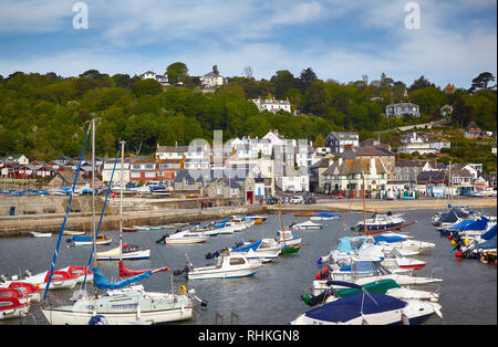 LYME REGIS, ENGLAND - 12. MAI 2009: Der Blick auf die berühmten Cobb Hafen von Lyme Regis mit dem angedockten Boote und Yachten, mit der Lyme Regis Stadt an der Stockfoto