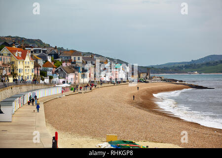 LYME REGIS, ENGLAND - 12. MAI 2009: Der Blick auf die Lyme Regis Marine Parade - eine Promenade entlang der Lyme Bay, ein Teil des South West Coast Path. West D Stockfoto