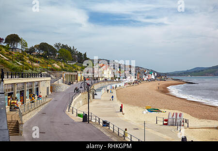 LYME REGIS, ENGLAND - 12. MAI 2009: Der Blick auf die Lyme Regis Marine Parade - eine Promenade entlang der Lyme Bay, ein Teil des South West Coast Path. West D Stockfoto