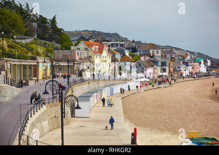 LYME REGIS, ENGLAND - 12. MAI 2009: Der Blick auf die Lyme Regis Marine Parade - eine Promenade entlang der Lyme Bay, ein Teil des South West Coast Path. West D Stockfoto