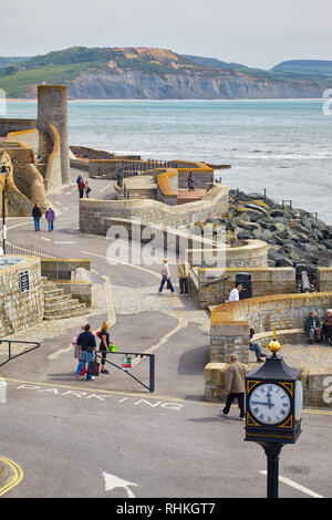 LYME REGIS, ENGLAND - Mai 12, 2009: The Gun Cliff Walk und Lyme Regis 20 Konflikte in der Cobb Tor Parkplatz an der Küste von Lyme B Stockfoto