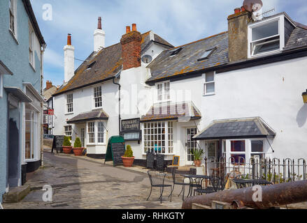 LYME REGIS, ENGLAND - 12. MAI 2009: Die gemütlichen Weißen Haus der Bell cliff Restaurant auf der kleinen Straße von der Küstenstadt Lyme Regis. West Dorset. Stockfoto