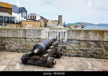 LYME REGIS, ENGLAND - 12. MAI 2009: Kanone auf die Glocke Klippe mit Blick auf die Waffe Cliff Walk und Museen an der Küste von Lyme Regis und Lyme Ba Stockfoto