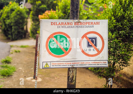 BALI, Indonesien - 21. Mai, 2018: ein Protest Zeichen an der Wand in der Indonesischen Uber und Taxifahrer Greifer Einwand lautet "Uber und ergreifen Sie Taxis kein Eintrag' in Stockfoto