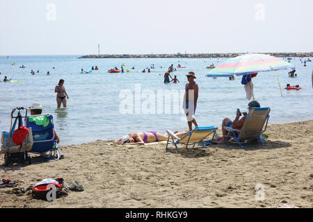 La Pineda, Spanien - August 06, 2018: La Pineda ist einer der größten touristischen Städte in Spanien. In der Tag Leuchten in der Stadt. Stockfoto