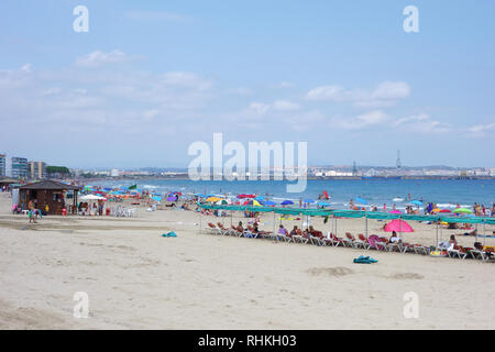 La Pineda, Spanien - August 06, 2018: La Pineda ist einer der größten touristischen Städte in Spanien. In der Tag Leuchten in der Stadt. Stockfoto