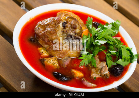 Fleisch Tomatensuppe mit Hammel, Aubergine und Kräuter in Suppenteller serviert. Stockfoto