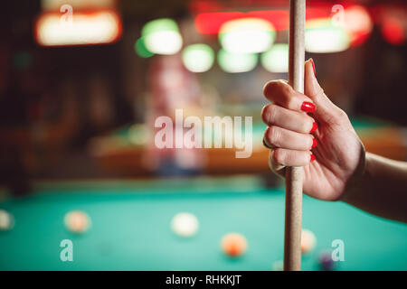 Woman's Hand mit Cue für das spielen Billard Nahaufnahme Stockfoto