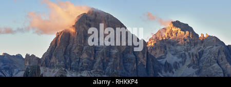 Panoramablick auf Tofao de Rozes und Tofano di Mezzo von Passo Giau, Dolomiten, Belluno, Venetien, Italien Stockfoto