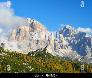 Tofano de Rozes und Tofano di Mezzo, Dolomiten, Belluno, Venetien, Italien. Im Herbst Stockfoto