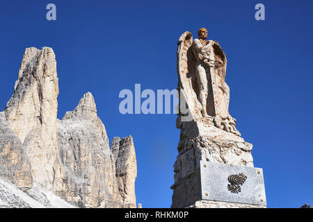 Weltkrieg 1 Kriegerdenkmal mit einem Schwert, Engel, mit Zinnen im Hintergrund, Misurina, Dolomiten, Venetien, Italien. Stockfoto