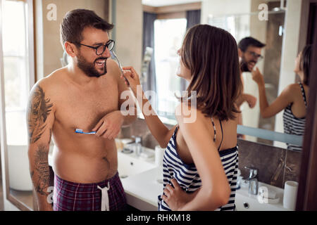 Glückliches Paar bonding beim Putzen der Zähne in die Badezimmer Stockfoto