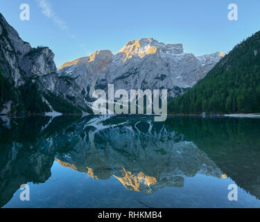 Lago di Braies und Sas dla Porta, Dolomiten, Südtirol, Italien. Stockfoto