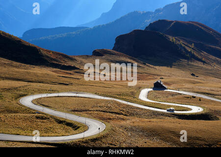 Haarnadelkurven am Passo Giau, Dolomiten, Belluno, Venetien, Italien Stockfoto