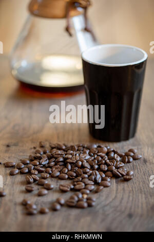 Kaffeebohnen in Schale auf Bohnen Hintergrund Stockfoto