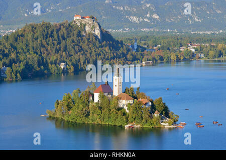 Kirche Mariä Himmelfahrt auf Blejski Otok mit Burg von Bled, Bled, Bled, Gorenjska, Slowenien. Stockfoto