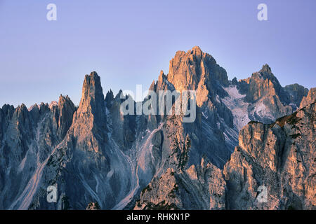Blick auf Cadini di Misurina, Misurina, Dolomiten, Venetien, Italien. Bei Sonnenaufgang Stockfoto