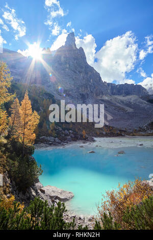 Dito di Dio, Finger Gottes, und der Lago del Sorapis, Sorapis Gruppe, Dolomiten, Belluno, Venetien, Italien. Im Herbst Stockfoto