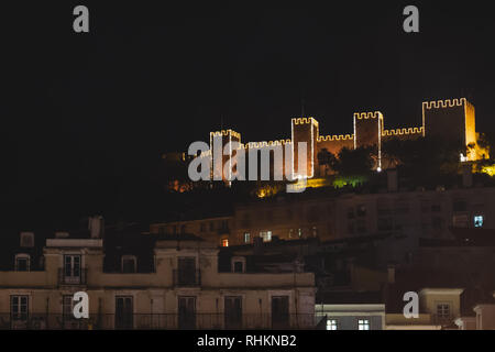 Saint George maurische Burg auf einem Hügel mit Blick auf das Zentrum von Lissabon und den Tejo. Nacht Beleuchtung während der Weihnachtszeit Stockfoto