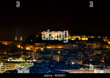 Saint George maurische Burg auf einem Hügel mit Blick auf das Zentrum von Lissabon und den Tejo. Nacht Beleuchtung während der Weihnachtszeit Stockfoto