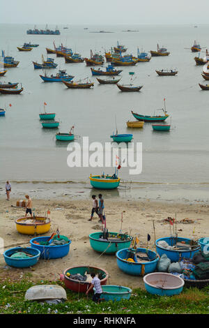 Mui Ne, Vietnam - 27. Dezember 2017. Obwohl es eine große Touristenattraktion in der Gegend, Mui Ne Fischerdorf ist übersät mit Müll entlang der werden. Stockfoto