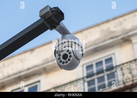 CCTV-Kamera für den Außenbereich, montiert auf einem Stahlmast, Lissabon, Portugal Stockfoto