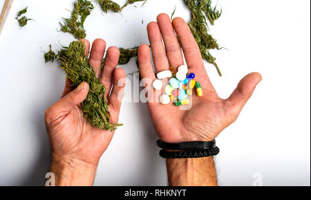 Person, die im Besitz von Marihuana und medizinische Pillen Sicht Stockfoto