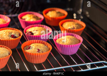 Cupcakes mit Cherry, Muffins im Ofen. Stockfoto