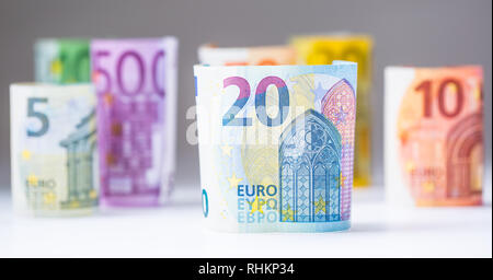 Mehrere hundert Brötchen von Euro-Banknoten in verschiedenen Positionen. Euro Geld-Konzept. Stockfoto
