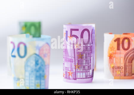 Mehrere hundert Brötchen von Euro-Banknoten in verschiedenen Positionen. Euro Geld-Konzept. Stockfoto