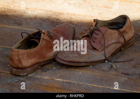 In der Nähe von ein paar alten, braunen Leder Schuhe Stockfoto