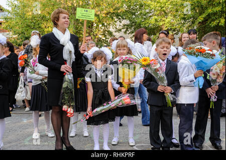 In Tjumen, Russland - September 1, 2012: Schule 43. Grundschulkinder mit Lehrern und Eltern am ersten Tag des Schuljahres. Fest des Kno Stockfoto