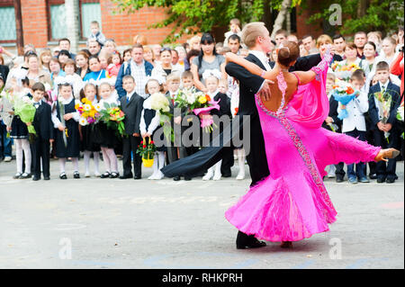 In Tjumen, Russland - September 1, 2012: Schule 43. Grundschulkinder mit Lehrern und Eltern am ersten Tag des Schuljahres. Fest des Kno Stockfoto