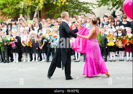 In Tjumen, Russland - September 1, 2012: Schule 43. Grundschulkinder mit Lehrern und Eltern am ersten Tag des Schuljahres. Fest des Kno Stockfoto