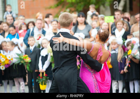 In Tjumen, Russland - September 1, 2012: Schule 43. Grundschulkinder mit Lehrern und Eltern am ersten Tag des Schuljahres. Fest des Kno Stockfoto