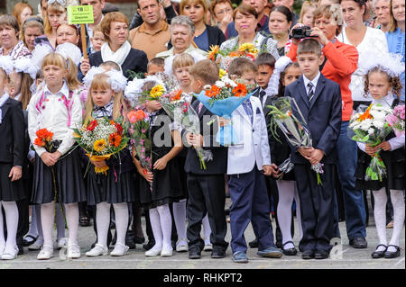 In Tjumen, Russland - September 1, 2012: Schule 43. Grundschulkinder mit Lehrern und Eltern am ersten Tag des Schuljahres. Fest des Kno Stockfoto