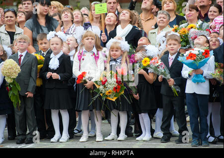 In Tjumen, Russland - September 1, 2012: Schule 43. Grundschulkinder mit Lehrern und Eltern am ersten Tag des Schuljahres. Fest des Kno Stockfoto