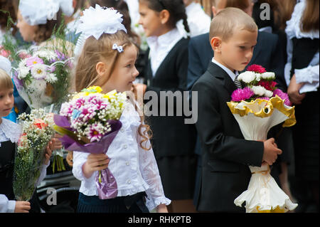 In Tjumen, Russland - September 1, 2012: Schule 43. Grundschulkinder mit Blumen am ersten Tag des Schuljahres. Fest des Wissens. Stockfoto