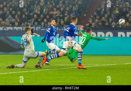 Sport, Fußball, Bundesliga, 2018/2019, FC Schalke 04 gegen Borussia Mönchengladbach 0-2, Veltins Arena Gelsenkirchen, Szene des Spiels, zynischen Foul von Torwart Alexander zu Nuebel (S04) auf Thorgan Gefahr (MG) rechts, 2. links f.l. Matija Nastasic (S04), 3. f.l. Bastian Oczipka (S04), Senden an zu Nuebel, DFL-Bestimmungen verbieten die Verwendung von Fotografien als BILDSEQUENZEN UND/ODER QUASI-VIDEO Stockfoto