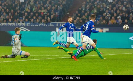 Sport, Fußball, Bundesliga, 2018/2019, FC Schalke 04 gegen Borussia Mönchengladbach 0-2, Veltins Arena Gelsenkirchen, Szene des Spiels, zynischen Foul von Torwart Alexander zu Nuebel (S04) auf Thorgan Gefahr (MG) auf Grund lief, 2. f.l. Links Matija Nastasic (S04), 3. f.l. Bastian Oczipka (S04), Senden an zu Nuebel, DFL-Bestimmungen verbieten die Verwendung von Fotografien als BILDSEQUENZEN UND/ODER QUASI-VIDEO Stockfoto