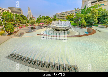 Los Angeles, Kalifornien, Vereinigte Staaten - 9. August 2018: Spritzwasser am Denkmal Brunnen in Grand Park, Downtown LA. Rathaus im Hintergrund Stockfoto