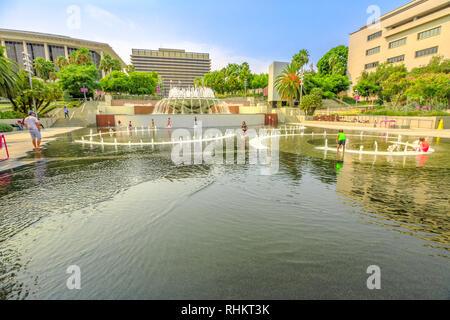 Los Angeles, Kalifornien, Vereinigte Staaten - 9. August 2018: Kinder spielen Brunnen Wasser im Grand Park in Downtown LA. Sonnigen Tag im blauen Himmel Stockfoto