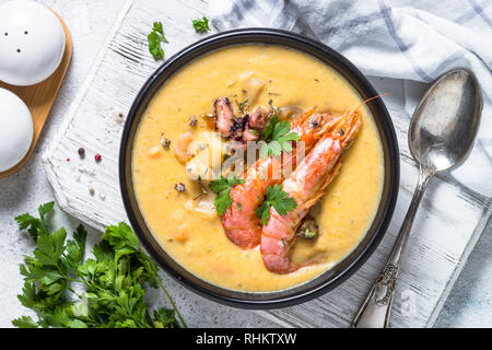 Chowder Suppe mit Meeresfrüchten und Garnelen Garnelen. Traditionelle amerikanische Küche. Draufsicht auf Weiß. Stockfoto