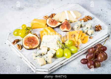 Käseplatte mit Trauben, Feigen und Nüsse. Wein snaks. Käse Sortiment. Stockfoto