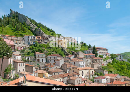 Pietrapertosa - Panoramablick über die Stadt und das Tal, Basilicata, Italien Stockfoto