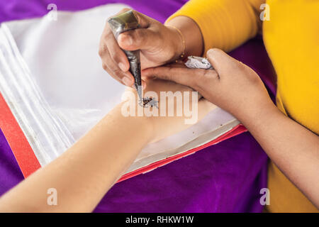 Die Frau ist auf der Hand. Zeichnen Sie auf der Hand Indischen mehendi Bild Stockfoto