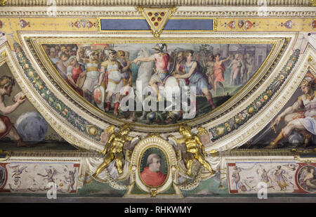 Die Leute von Sarzana spontan ihre Stadt zu Lorenzo dem Prächtigen Kapitulation während des Krieges zwischen Genua und Florenz in 1487. Deckengemälde von Italienischen manieristischen Maler Giorgio Vasari und Marco Marchetti da Faenza (1556-1558) Im Zimmer von Lorenzo der Prächtige (Sala di Lorenzo il Magnifico) in den Wohnungen von Papst Leo X (Quartiere di Leone X) im Palazzo Vecchio in Florenz, Toskana, Italien. Giovanni di Lorenzo de' Medici, der zweite Sohn von Lorenzo dem Prächtigen und der künftige Papst Leo X, in der Tondo unten dargestellt wird. Stockfoto