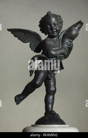 Putto mit Delphin. Bronzestatue von der italienischen Renaissance Bildhauer Andrea Del Verrocchio (1480) auf der Terrasse von Juno (Terrazzo di Giunone) in den Wohnungen der Elemente (Quartiere degli Elementi) im Palazzo Vecchio in Florenz, Toskana, Italien. Stockfoto